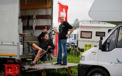 Pius Breitenmoser und Marco Fischbach aus Bütschwil haben ihren Kleinlaster mit allem eingerichtet, was es für das Schwing-Wochenende braucht. (Bild: Stefan Kaiser)