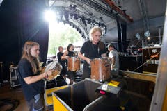 Die Bühnenarbeiter packen die Instrumente aus und bauen sie auf. (Bild: Donato Caspari)