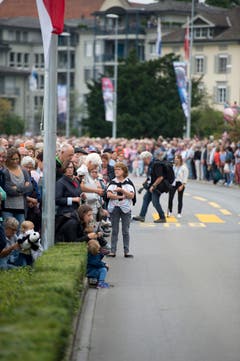 Die Esaf-Besucher warten auf den Umzugstross. (Bild: Maria Schmid)