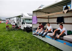 (V.l.n.r.) Adrian Manser, Dominik Brülisauer und Walter Signer aus Appenzell schlafen zu viert im Lieferwagen. (Bild: Stefan Kaiser)