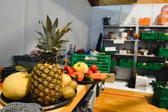 Im Catering-Bereich stapeln sich die Gemüse- und Früchtekisten.