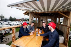 Reto Brunner, Patrick Betschart, Mirco Brunner und Bruno Kreyenbühl sind mit ihrem Mobil aus Beinwil, Freiamt, nach Zug gekommen. (Bild: Stefan Kaiser)