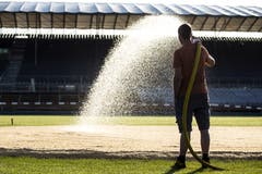 Vor dem grossen Start: Ein Schwingplatz auf dem Esaf-Gelände in Zug wird bewässert. (Bild: Keystone/Alexandra Wey, 16. August 2019)