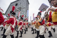 Das Korps der Zuger Beresina Grenadiere führt den Festumzug durch die Stadt Zug an. (KEYSTONE/Urs Flüeler, 23. August 2019)