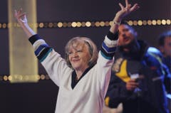 Ines Torelli singt im Final der Sendung "Die grössten Schweizer Hits" des Schweizer Fernsehens ihren Hit "De Gigi vo Arosa", am Sonntag, 30. November 2008, in der Bodensee-Arena in Kreuzlingen. (Bild: Keystone)