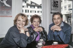 Ines Torelli, links, die Schauspielerin, Kabarettistin und Diseuse Erna Brünell, Mitte, und der Kabarettist Beat Schlatter, rechts, trinken im Januar 1993 einen Kaffee in der Theaterbar. Aufgenommen im Theater am Hechtplatz, Zürich. (Bild: Keystone)
