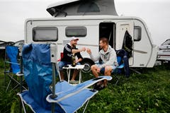 Benji und Raphi Peterhans aus Niederwil AG prosten sich schon Mal zu. (Bild: Stefan Kaiser)