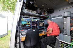 Im Van werden die Bildschirme überwacht. (Bild: Donato Caspari)