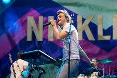 Der Sänger von Nickless mit seiner Band. (Bild: Maria Schmid, Zug, 23. August 2019)