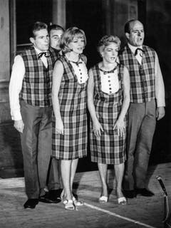 Jürg Randegger, Jörg Schneider, Ines Torelli, Stephanie Glaser und Paul Bühlmann, v.l.n.r. treten auf einer Schweizer Bühne gemeinsam auf und singen. Undatierte Aufnahme. (Bild: Keystone)