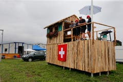 Gewisse Besucher nutzen sogar das Dach ihres Gefährts. (Bild: Stefan Kaiser)