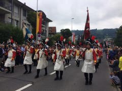 Das Korps der Zuger Beresina Grenadiere führt den Umzug an.