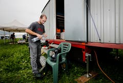 Marc Schneider macht den Bauwagen parat bis seine Kollegen eintreffen. (Bild: Stefan Kaiser)