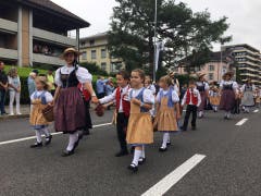 Zuger Trachtenkinder mit Chriesi-Chrättli.