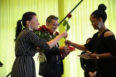 Michelle Resele überreichte allen Absolventen eine Rose. (Bild: Urs Hanhart, Altdorf, 24. August 2019)