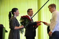 Regierungsrat Beat Jörg überreiche die Zeugnisse. (Bild: Urs Hanhart, Altdorf, 24. August 2019)