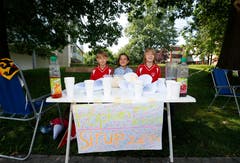 Kinder aus dem Herti-Quartier haben an der Eichwaldstrasse einen Sirup und Popcorn-Stand aufgebaut. (Bild: Stefan Kaiser, Zug, 24. August 2019)