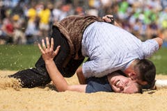 Mike Müllestein (oben) schwingt gegen Etienne Ducrest im 3. Gang. (Bild: KEYSTONE/Alexandra Wey, Zug, 24. August 2019)