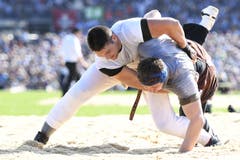 Marcel Bieri (links) schwingt gegen Bernhard Kämpf im 4. Gang. (Bild: KEYSTONE/Urs Flüeler, Zug, 24. August 2019)