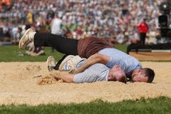 Kilian Wenger (oben) schwingt gegen Stephan Studinger im 3. Gang. (Bild: KEYSTONE/Alexandra Wey, Zug, 24. August 2019)