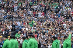 Besucher applaudieren zum Auftakt des Eidgenössischen. (KEYSTONE/Alexandra Wey, 24. August 2019)