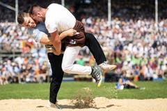 Remo Käser (links) schwingt gegen Sven Lang im 3. Gang. (Bild: KEYSTONE/Alexandra Wey, Zug, 24. August 2019)