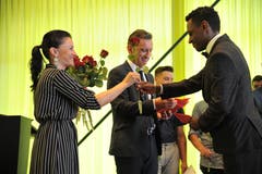Michelle Resele überreichte allen Absolventen eine Rose. (Bild: Urs Hanhart, Altdorf, 24. August 2019)