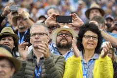 Besucher in der Arena.(KEYSTONE/Urs Flüeler, 24. August 2019)