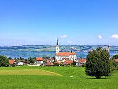 Herrliches Sommerwetter über Kirche Nottwil/LU am Sempachersee (Bild: Urs Gutfleisch, Nottwil, 24. August 2019)