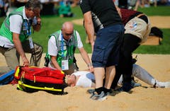 Werner Suppiger verletzt sich im 3. Gang im Kampf mit Christian Stucki. (Bild: Stefan Kaiser, Zug, 24. August 2019)