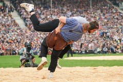 Bereits am ersten Tag des Eidgenössischen zeigte Wicki, dass mit ihm dieses Jahr zu rechnen ist. Er bezwang Matthias Aeschbacher – immerhin achtfacher Kranzschwinger in dieser Saison und Mitfavorit auf den Königstitel – mit einem explosiven Kurzzug. Der Gang dauerte nur ein paar Sekunden. (Bild: Claudio Thoma/freshfocus, Zug, 25. August 2019)