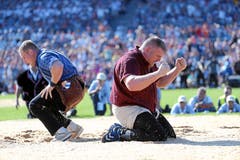 Die Emotionen könnten unterschiedlicher nicht sein: Wicki (links) konsterniert, Stucki ballt die Faust zum Sieg. (Bild: Andy Mettler/swiss-image.ch, Zug, 25. August 2019)
