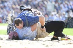 Vierter Gang, gleiches Bild: Domenic Schneider ging mit drei Siegen ins Duell gegen Joel Wicki. Doch auch er war dem Sennenschwinger nicht gewachsen und lag nach 12 Sekunden auf dem Rücken. (Bild: Urs Flüeler/Keystone, Zug, 24. August 2019)
