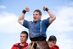Früh übt sich: Joel Wicki jubelt nach gewonnenem Schlussgang in der Kategorie Jahrgang 97 gegen Joel Strebel. (Bild: Dominik Wunderli, 26. August 2012)