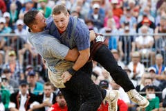 Wicki war nicht das erste Mal nahe dran, ein Schwingfest eidgenössischen Charakters zu gewinnen: Am Unspunnen 2017 griff er im Verlauf des Fests mit König Kilian Wenger zusammen. Dabei siegte Wicki – vermeintlich. Die Kampfrichter gaben das Resultat nicht und der Gang endete gestellt. (Bild: Peter Schneider/Keystone, Interlaken, 27. August 2017)