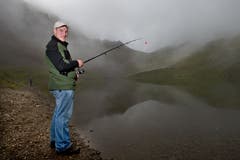 Fühlt sich in der Natur wohl: Joel Wicki einige Jahre später beim Fischen auf dem Rothorn beim Eissee in Sörenberg. (Bild: Eveline Beerkircher, Brunnen, 30. August 2014)