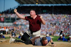 Gewaltiger Jubel auf der Seite des Gegners: Christian Stucki veredelt sein ohnehin schon beeindruckendes Palmarès mit dem Schwingerkönig-Titel. Joel Wicki verliert im Schlussgang erstmals am Eidgenössischen in Zug. (Bild: Stefan Kaiser, Zug, 25. August 2019)