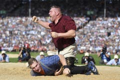 Ein Hüne jubelt: Christian Stucki nach seinem Sieg über Joel Wicki. (Bild: Ennio Leanza/Keystone, Zug, 25. August 2019)