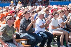 Die Schwingfans fiebern am Public Viewing bei der Bossard Arena mit den beiden Schwingern mit. (Bild: Boris Bürgisser, Zug, 25. August 2019)