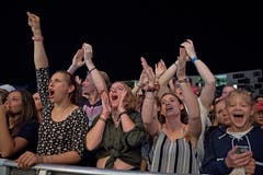 Begeisterte Zuschauer am Konzert von Lo & Leduc. (Bild: Corinne Glanzmann, Zug, 24. August 2019)