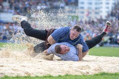 Nächster Gang, nächster Berner, nächster Kurzzug: Auch der Eidgenosse Simon Anderegg hatte gegen den fokussierten Wicki keine Chance. (Bild: Urs Flüeler/Keystone, Zug, 24. August 2019)