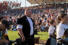 Ein frisch geduschter und frisch gebackener König: Christian Stucki hat allen Grund zum Lachen. (Bild: Maria Schmid, Zug, 25. August 2019)
