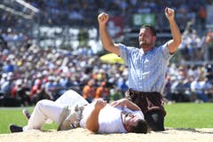 Der Nidwaldner Marcel Mathis zeigte einen bärenstarken zweiten Tag und gewann all seine Kämpfe – auch hier im 7. Gang gegen Jonas Lengacher. (Bild: Urs Flüeler/Keystone, Zug, 25. August 2019)