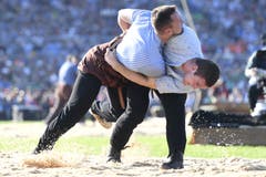 Armon Orlik, rechts, kann gegen Kilian Wenger bereits den 5. Sieg verbuchen und bleibt auf Schlussgang-Kurs. (Bild: Urs Flüeler, Zug, 25. August 2019))