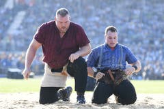Im fünften Gang des zweiten Tages des Eidgenössischen kam es dann zum ersten Duell der zwei Dominatoren: Christian Stucki, im roten Hemd, schaffte es dabei, Wicki einen Gestellten abzuringen. Es war ein Kampf auf Augenhöhe. (Urs Flüeler/Keystone, Zug, 25. August 2019)