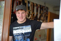 Kuhglocken und Schwingerhosen im Hintergrund: Joel Wicki verschrieb sich schon früh dem Schwingsport. (Bild: Kurt Grüter)