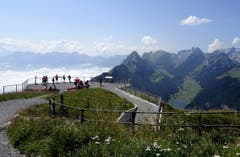 Wanderer geniessen die Aussicht von der Aussichtsplattform auf dem Hohen Kasten. (Bild: Doris Sieber)
