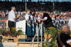 Stucki küsst die Ehrendamen ab. (Bild: Maria Schmid, Zug, 25. August 2019)