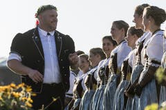 Dich auch noch? Ein gelöster Stucki bei den Ehrendamen. (Bild: Alexandra Wey/Keystone, Zug, 25. August 2019)