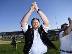 Der neue Schwingerkönig Christian Stucki bedankt sich bei seinen Fans (Bild: KEYSTONE/ENNIO LEANZA)